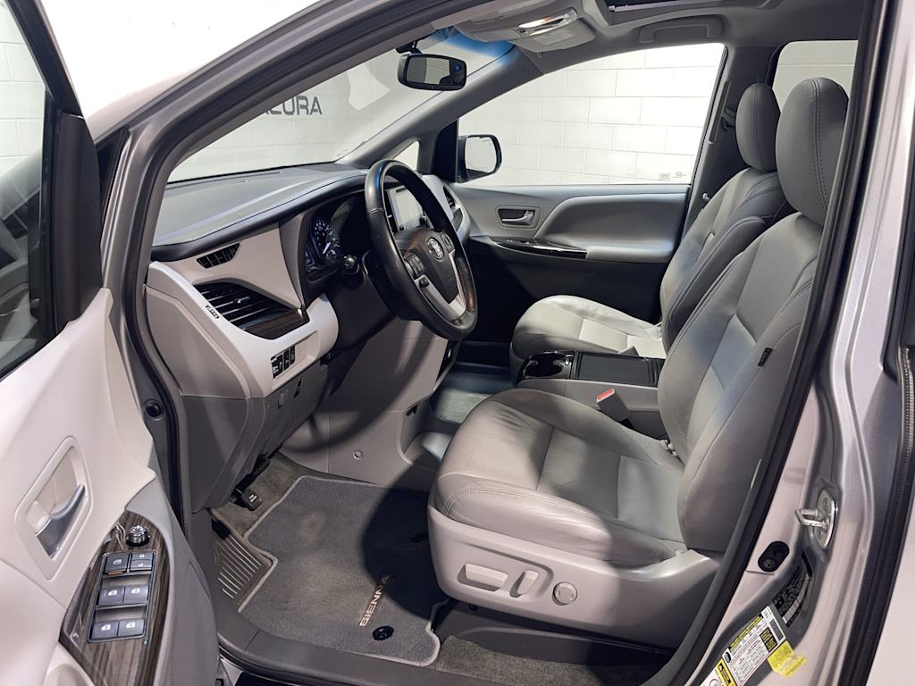 Thumbnail: 2017 Toyota Sienna - 11