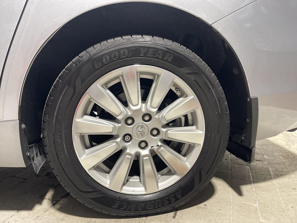 Thumbnail: 2017 Toyota Sienna - 8