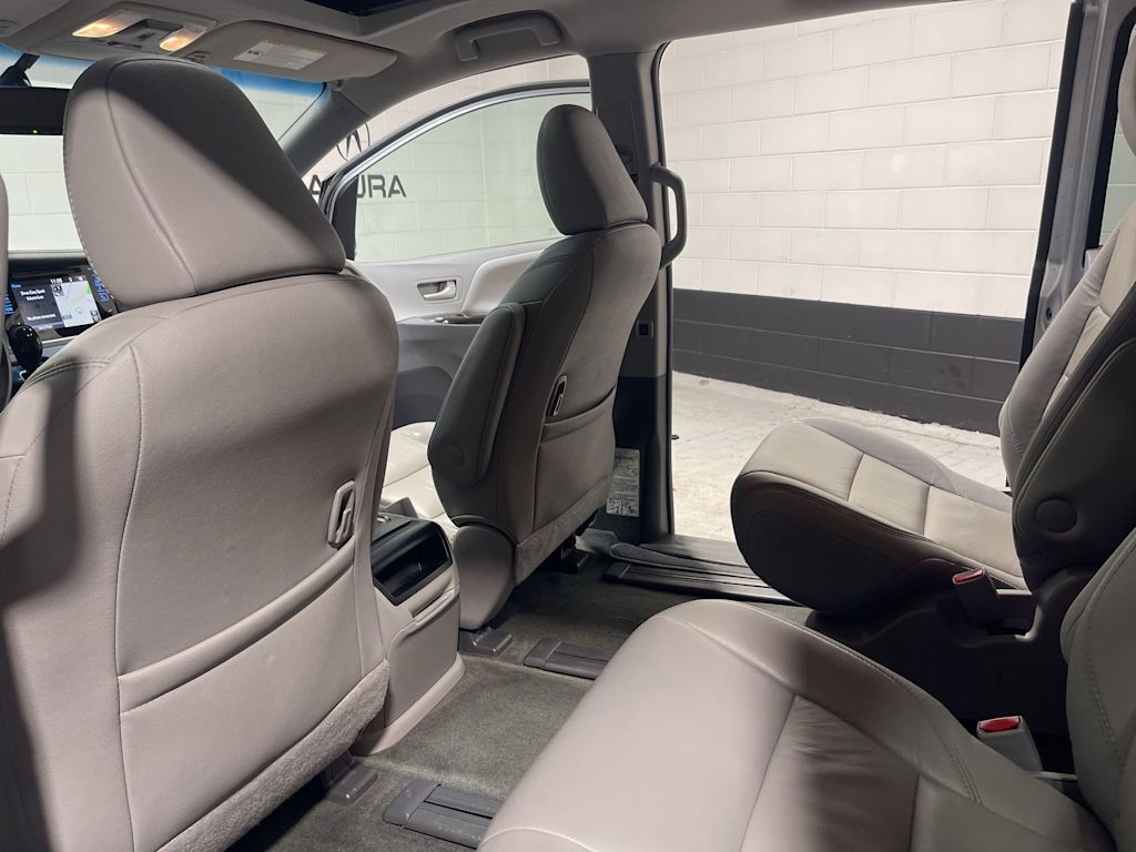 Thumbnail: 2017 Toyota Sienna - 13