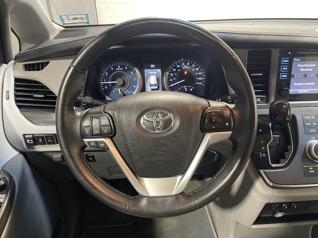 Thumbnail: 2017 Toyota Sienna - 10