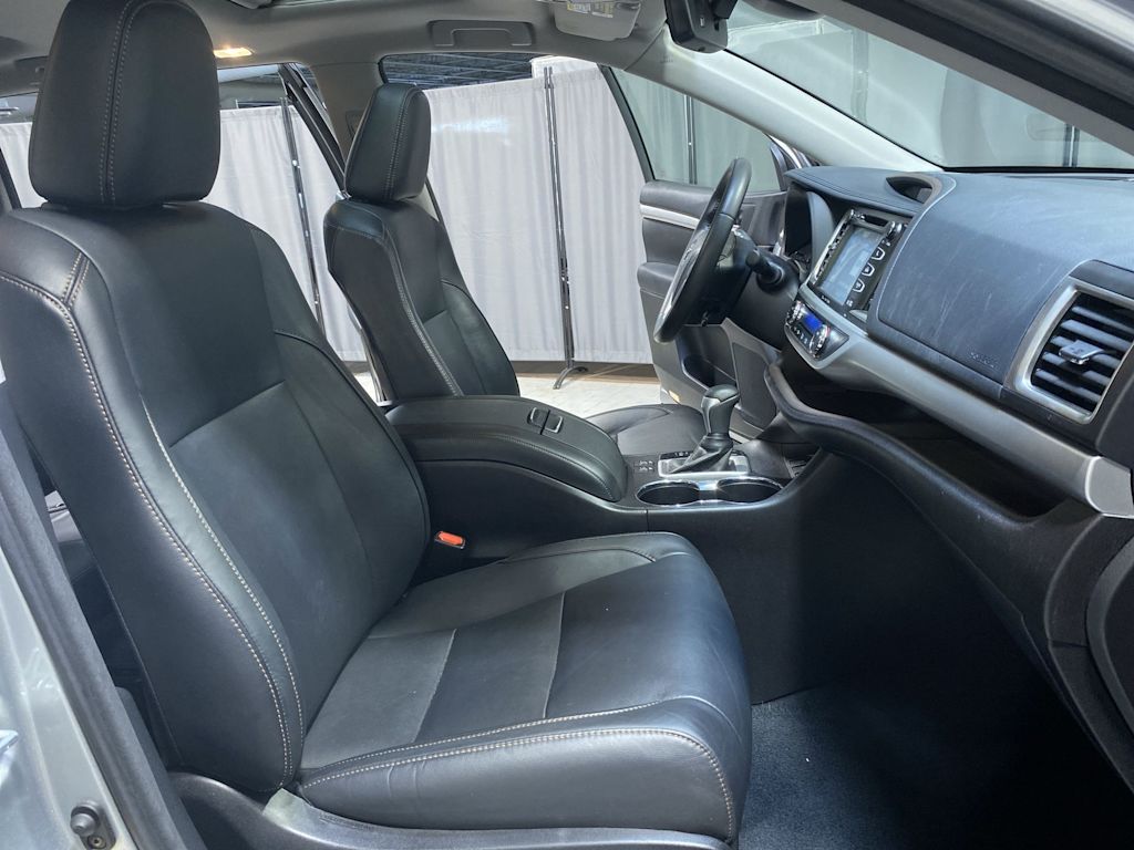 Thumbnail: 2017 Toyota Highlander - 21