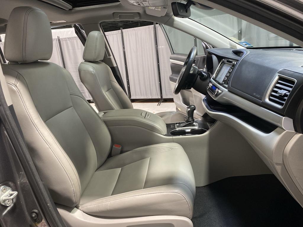 Thumbnail: 2018 Toyota Highlander - 21