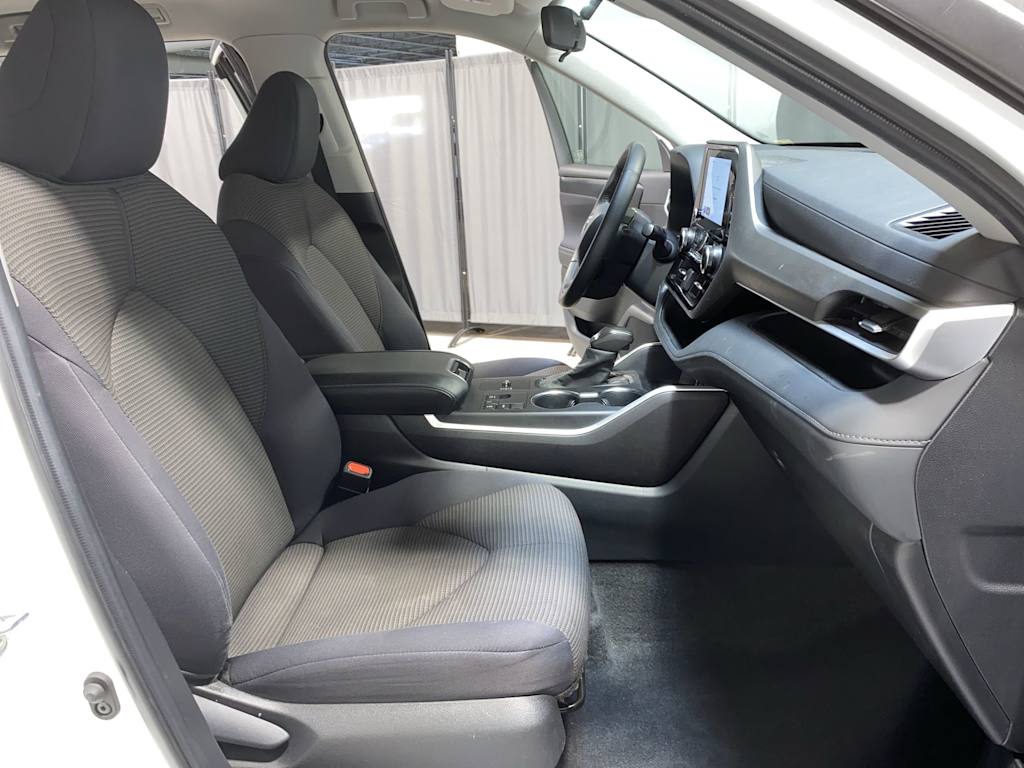 Thumbnail: 2023 Toyota Highlander - 21