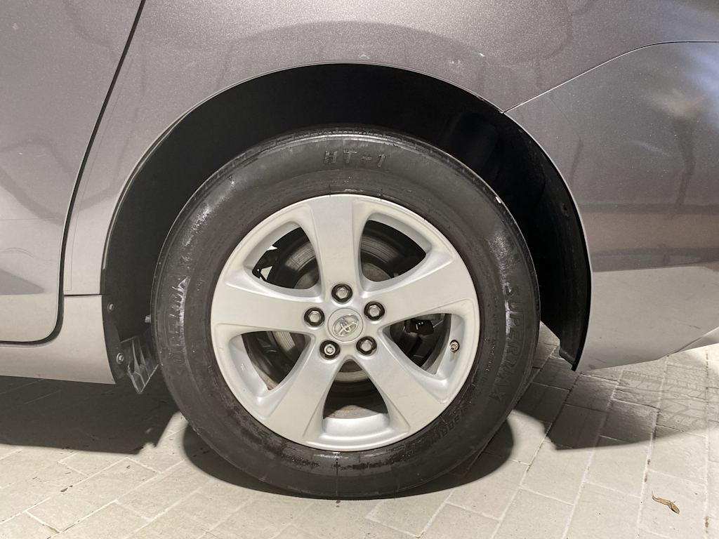 Thumbnail: 2015 Toyota Sienna - 8