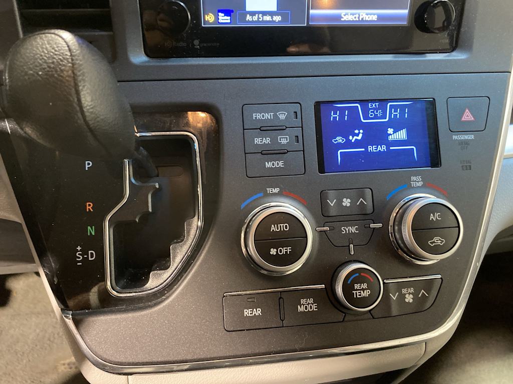 Thumbnail: 2015 Toyota Sienna - 21