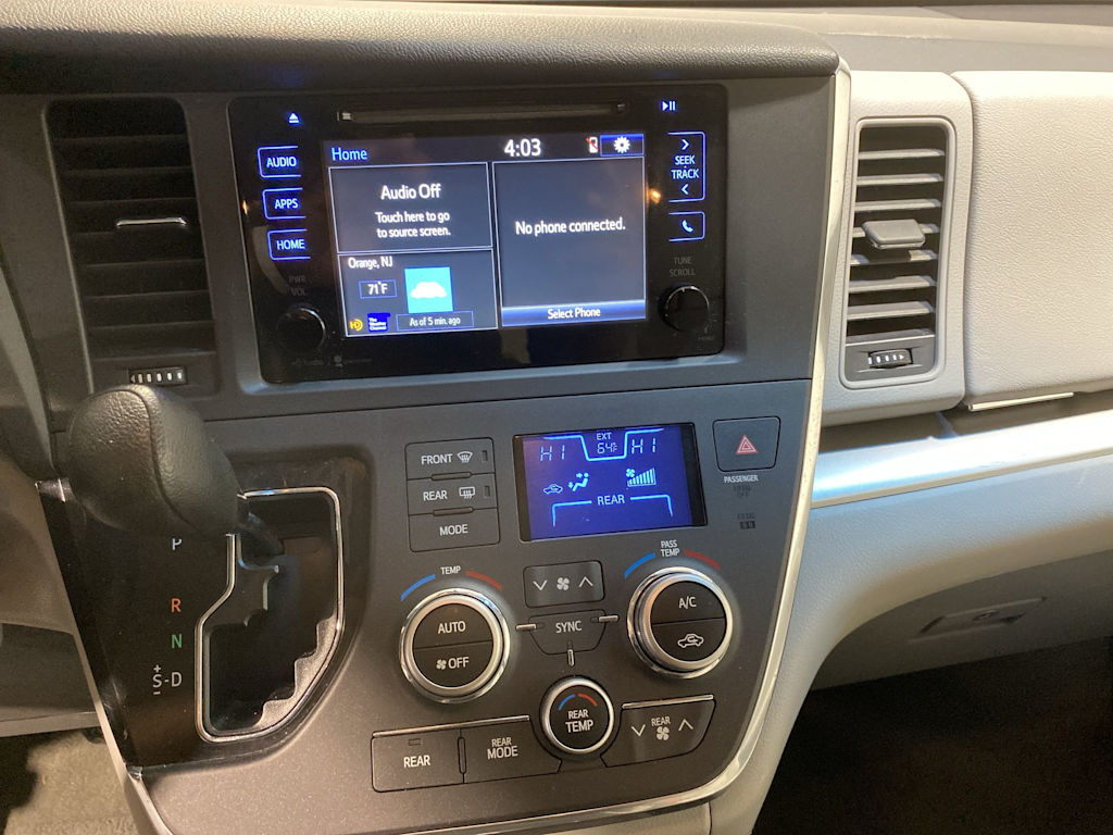 Thumbnail: 2015 Toyota Sienna - 14