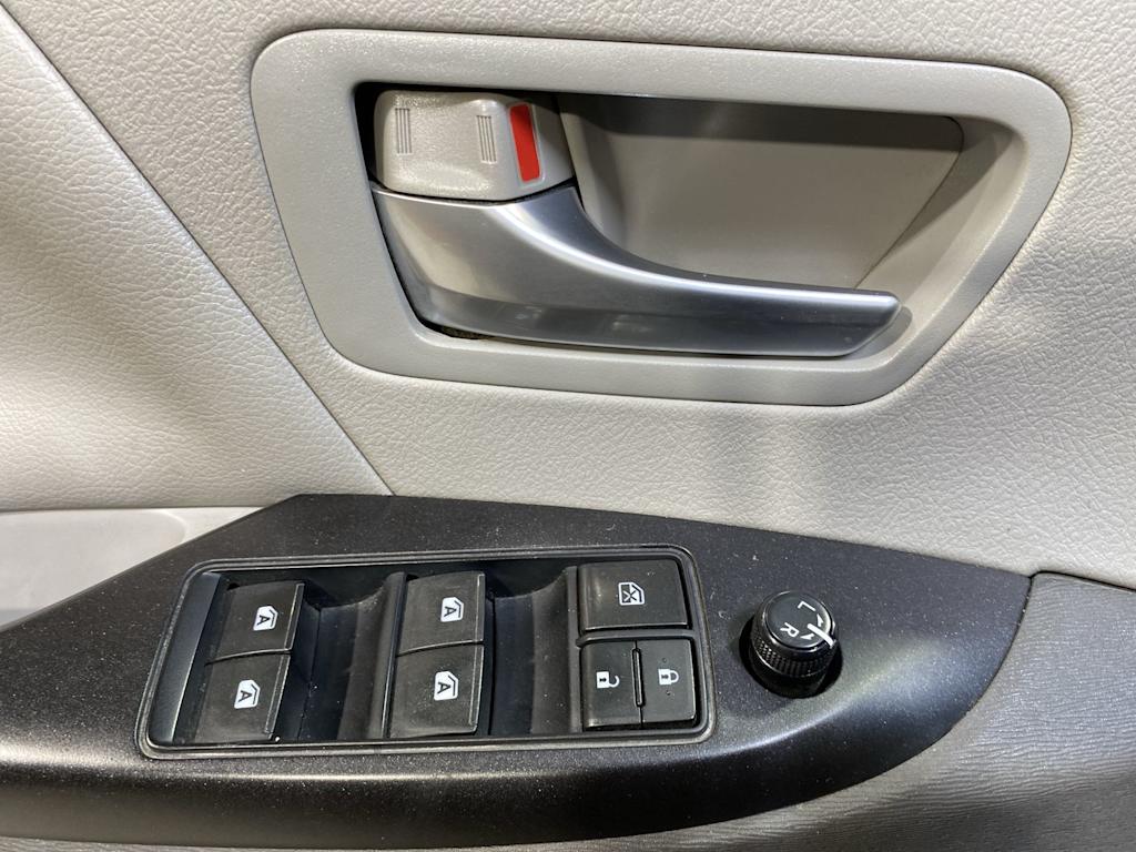 Thumbnail: 2015 Toyota Sienna - 23