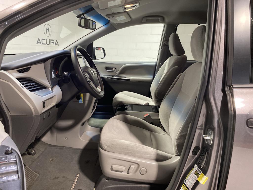 Thumbnail: 2015 Toyota Sienna - 11
