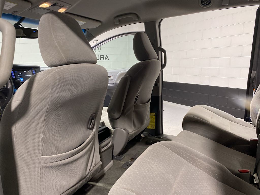Thumbnail: 2015 Toyota Sienna - 13