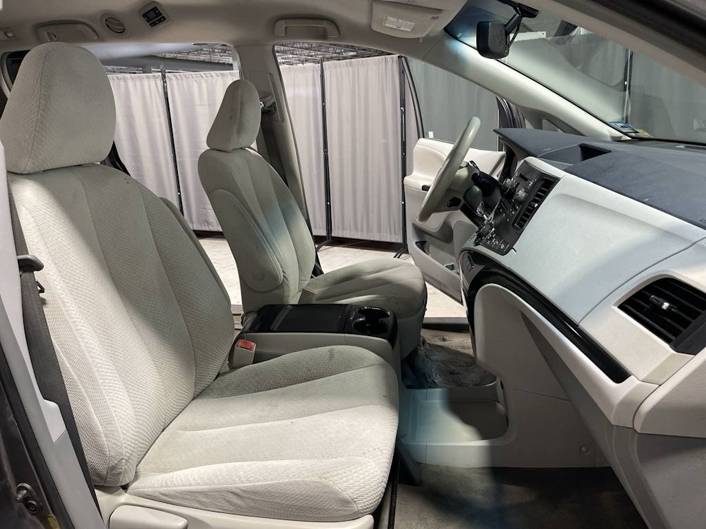 Thumbnail: 2014 Toyota Sienna - 20