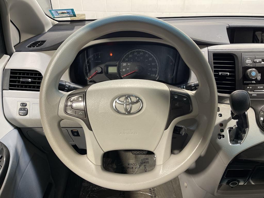 Thumbnail: 2014 Toyota Sienna - 9