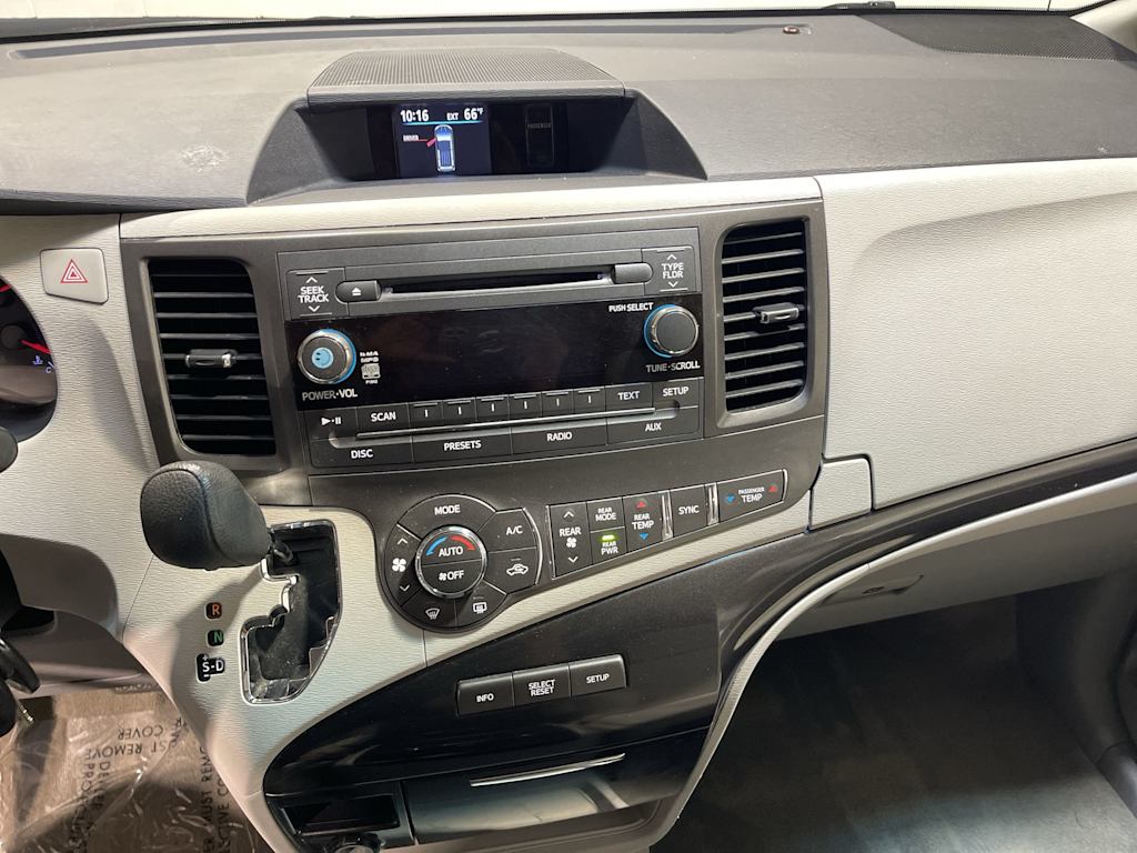 Thumbnail: 2014 Toyota Sienna - 13