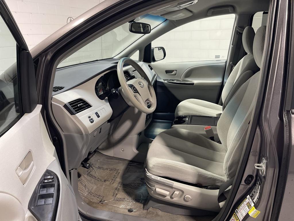 Thumbnail: 2014 Toyota Sienna - 10