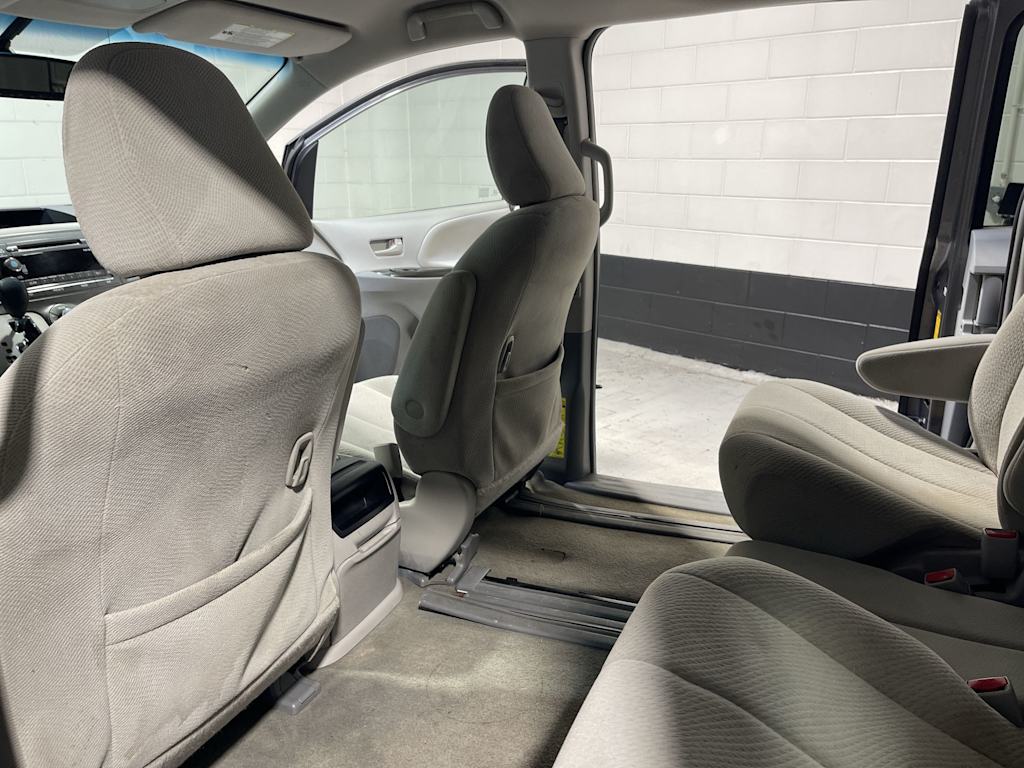 Thumbnail: 2014 Toyota Sienna - 18