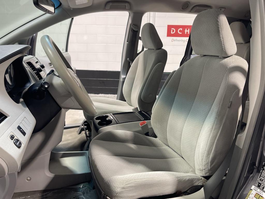 Thumbnail: 2014 Toyota Sienna - 11