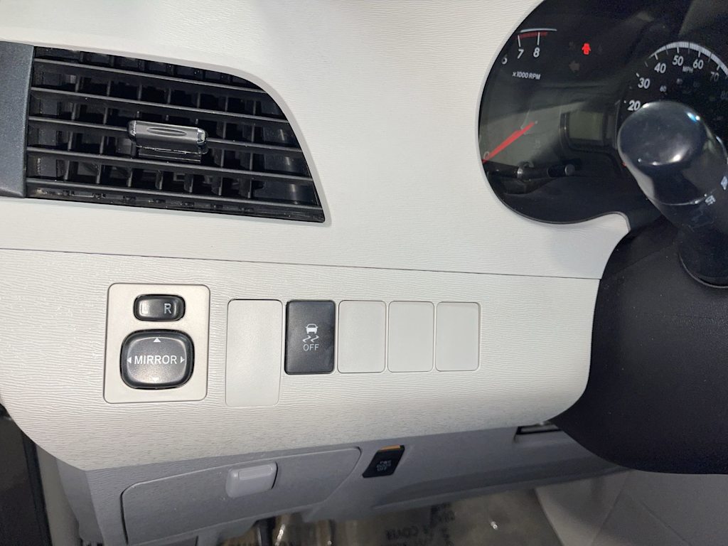 Thumbnail: 2014 Toyota Sienna - 23