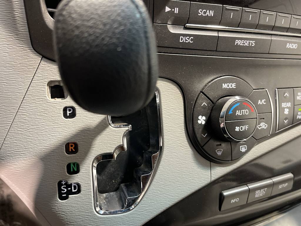 Thumbnail: 2014 Toyota Sienna - 14
