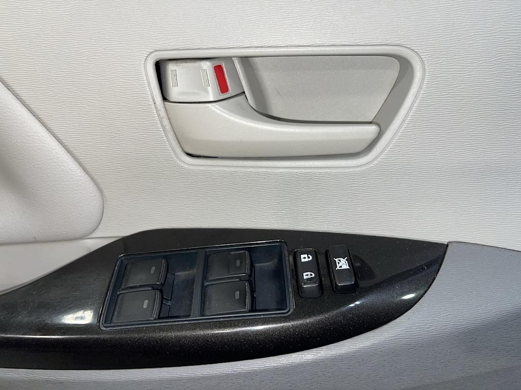 Thumbnail: 2014 Toyota Sienna - 22