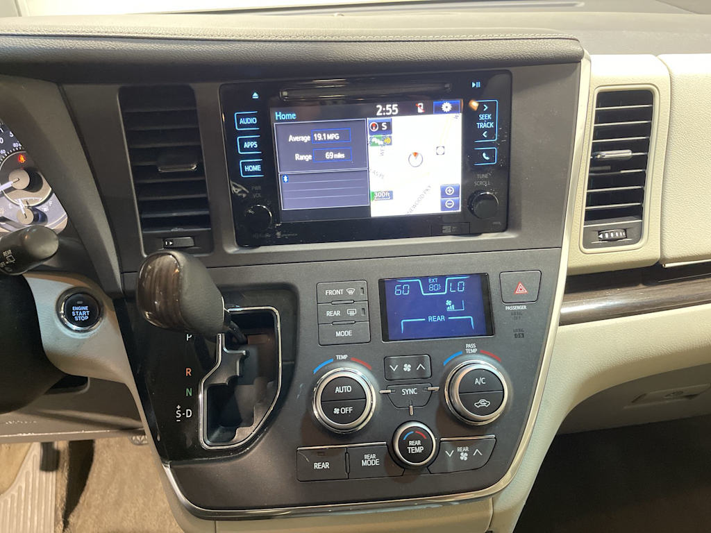 Thumbnail: 2015 Toyota Sienna - 14