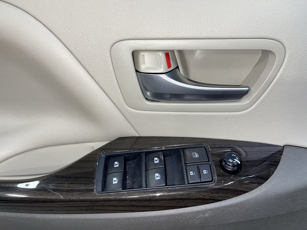 Thumbnail: 2015 Toyota Sienna - 22