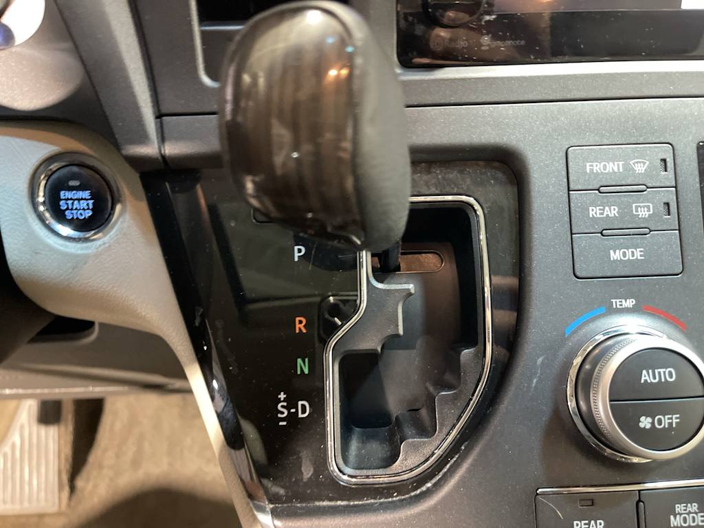 Thumbnail: 2015 Toyota Sienna - 15