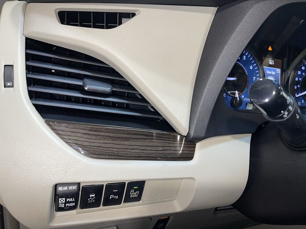 Thumbnail: 2015 Toyota Sienna - 23
