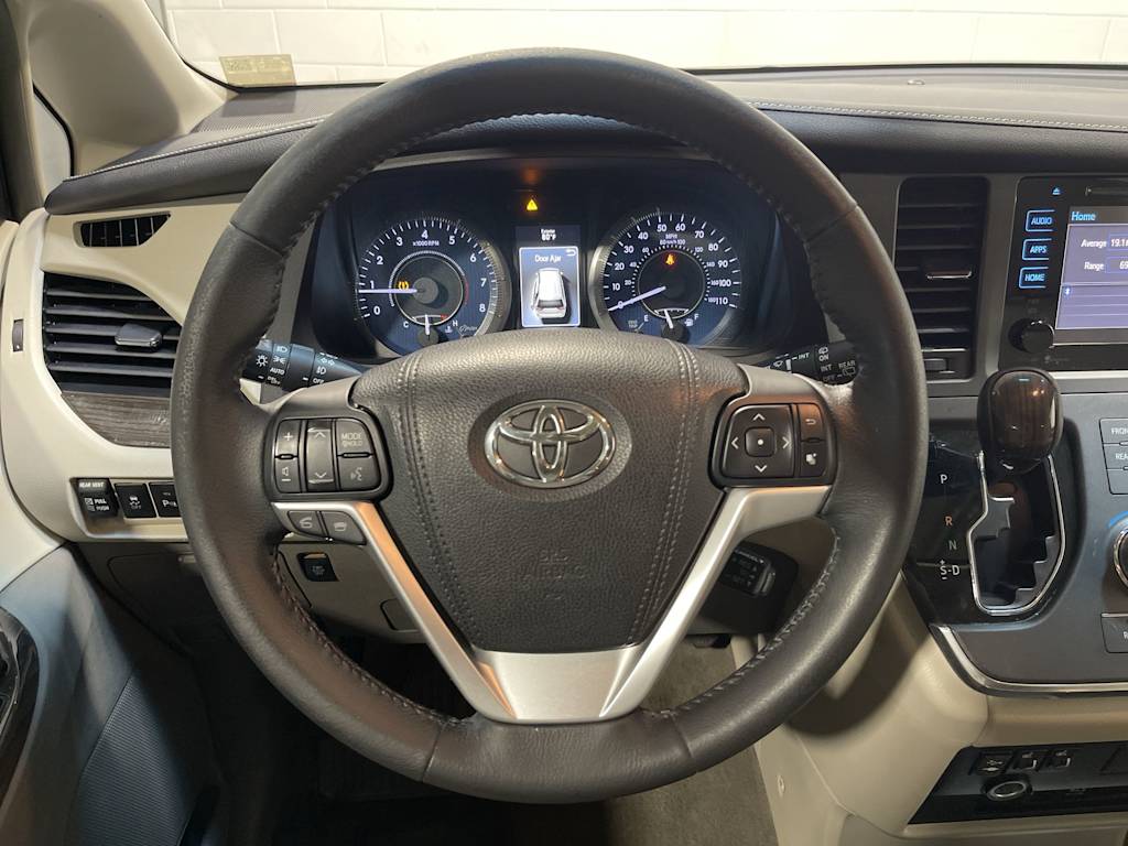 Thumbnail: 2015 Toyota Sienna - 10