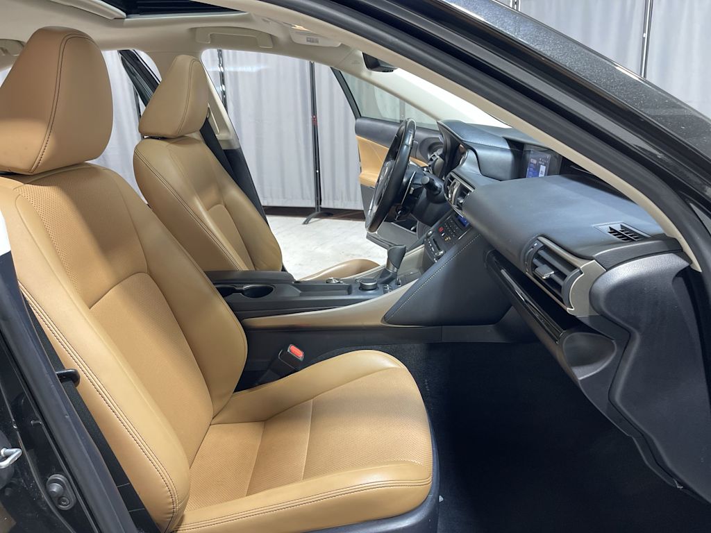 Thumbnail: 2019 Lexus IS - 12