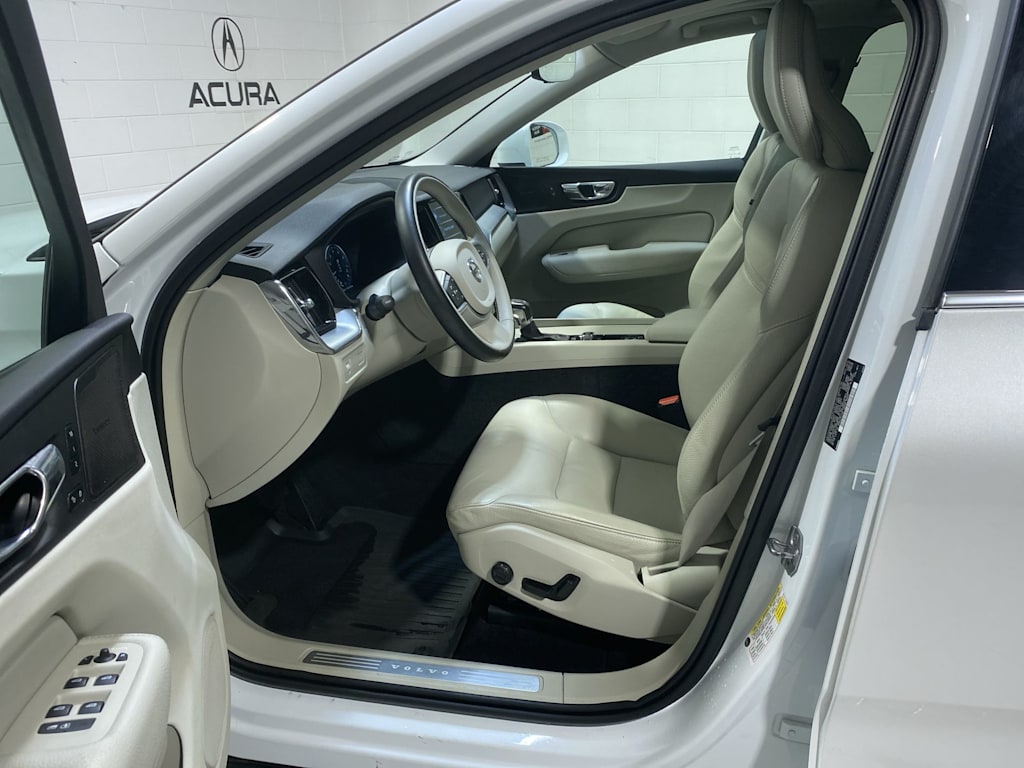 Thumbnail: 2019 Volvo XC60 - 10