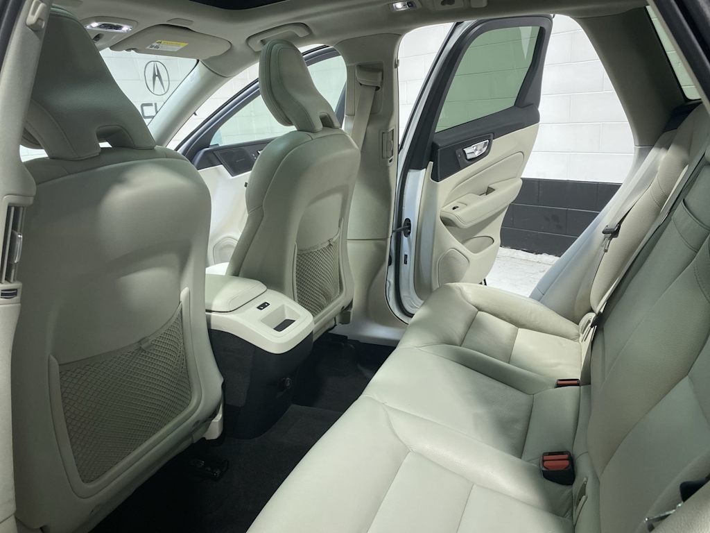 Thumbnail: 2019 Volvo XC60 - 12
