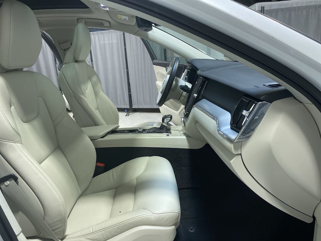 Thumbnail: 2019 Volvo XC60 - 18
