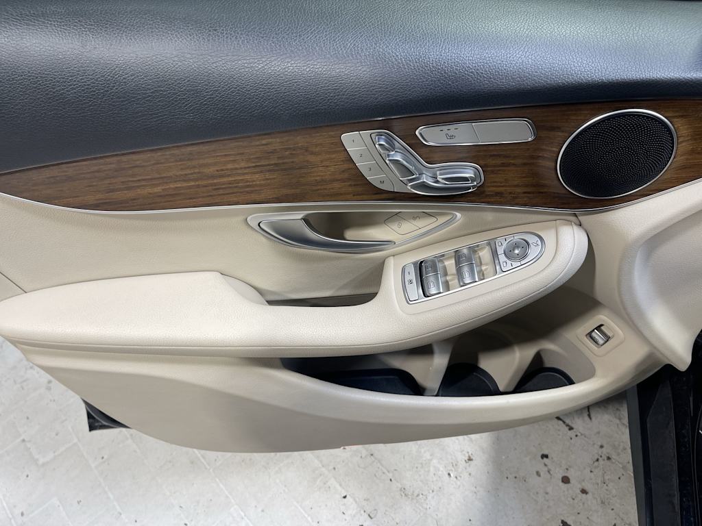 Thumbnail: 2022 Mercedes-Benz GLC - 24