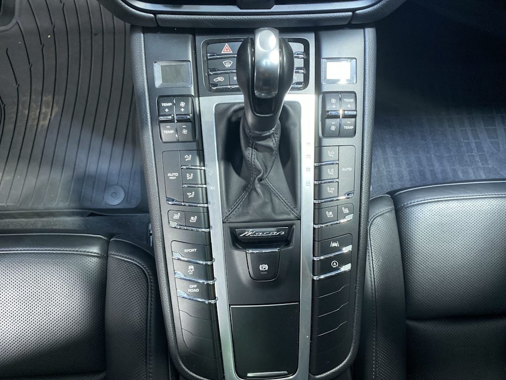 Thumbnail: 2021 Porsche Macan - 15