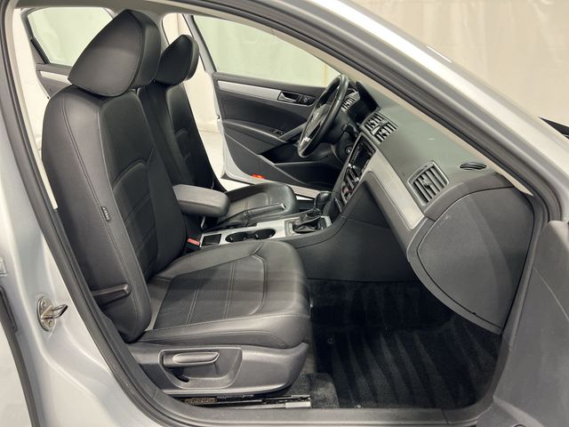 Thumbnail: 2013 Volkswagen Passat - 27