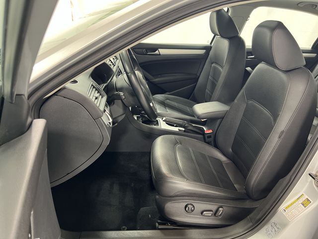 Thumbnail: 2013 Volkswagen Passat - 11