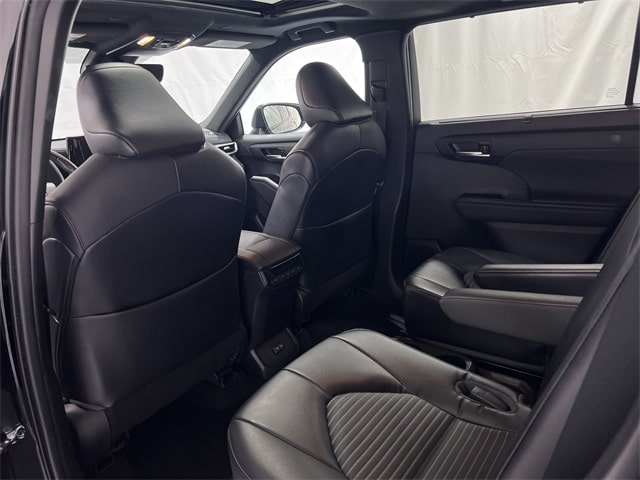 Thumbnail: 2023 Toyota Highlander - 28