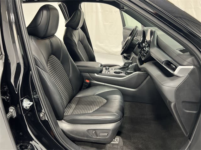 Thumbnail: 2023 Toyota Highlander - 30