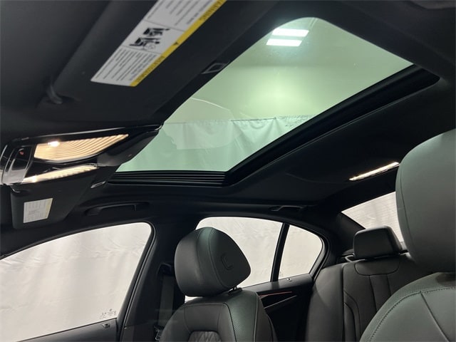 Thumbnail: 2022 BMW 5 Series - 24