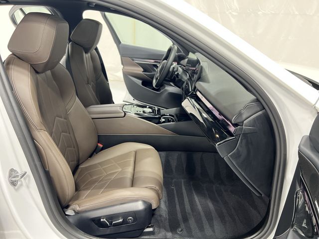 Thumbnail: 2024 BMW 5 Series - 32