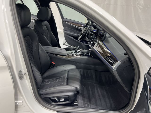 Thumbnail: 2023 BMW 5 Series - 26
