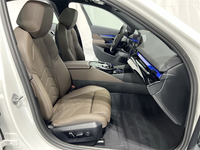 Thumbnail: 2025 BMW i5 - 27