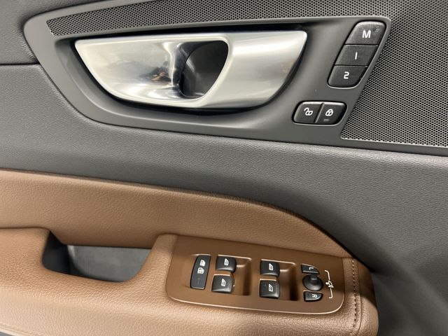 Thumbnail: 2022 Volvo XC60 - 38