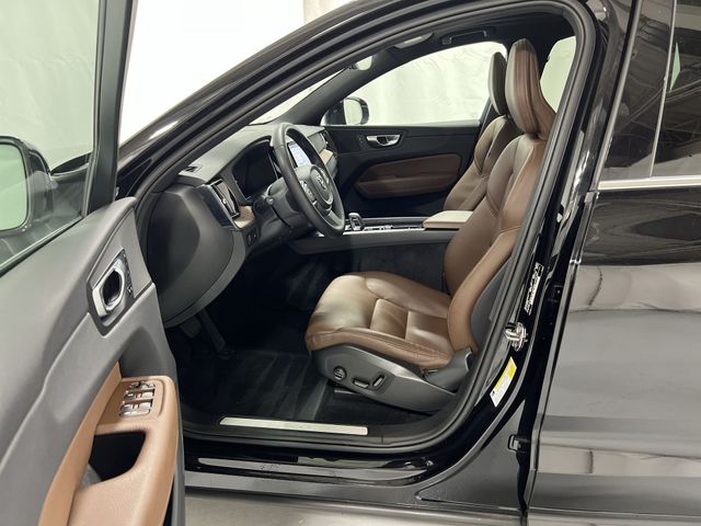 Thumbnail: 2022 Volvo XC60 - 11