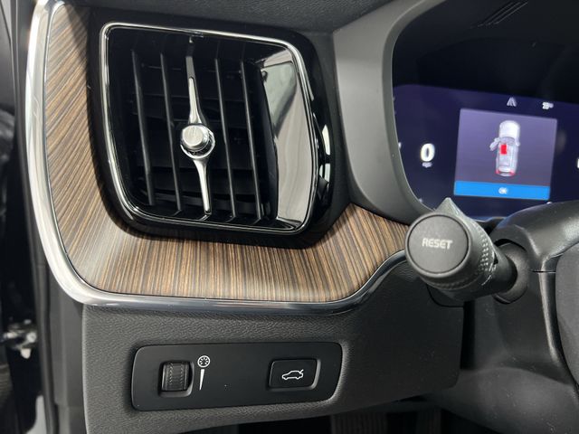 Thumbnail: 2022 Volvo XC60 - 39