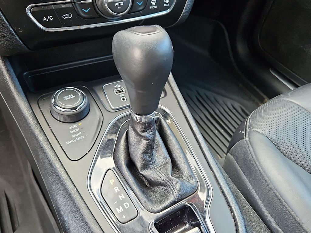 Thumbnail: 2019 Jeep Cherokee - 15