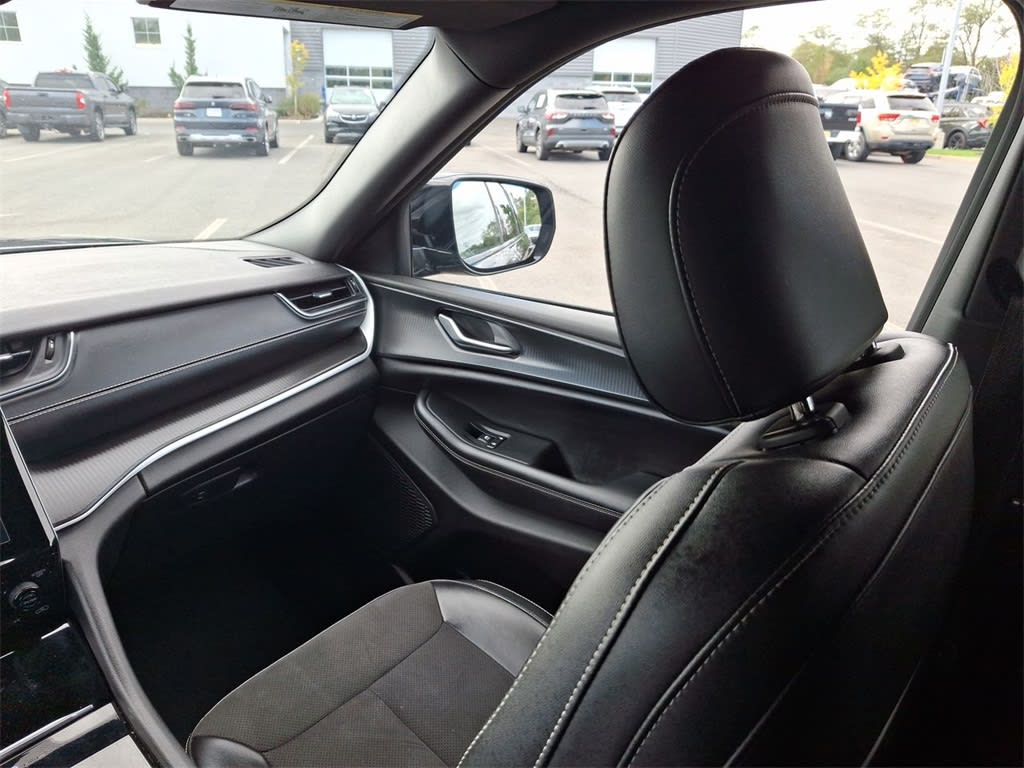 Thumbnail: 2023 Jeep Grand Cherokee L - 21