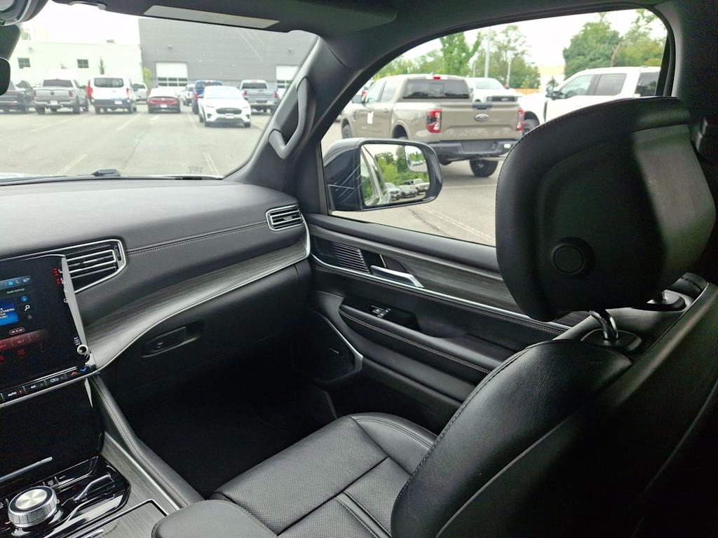 Thumbnail: 2024 Jeep Wagoneer - 21