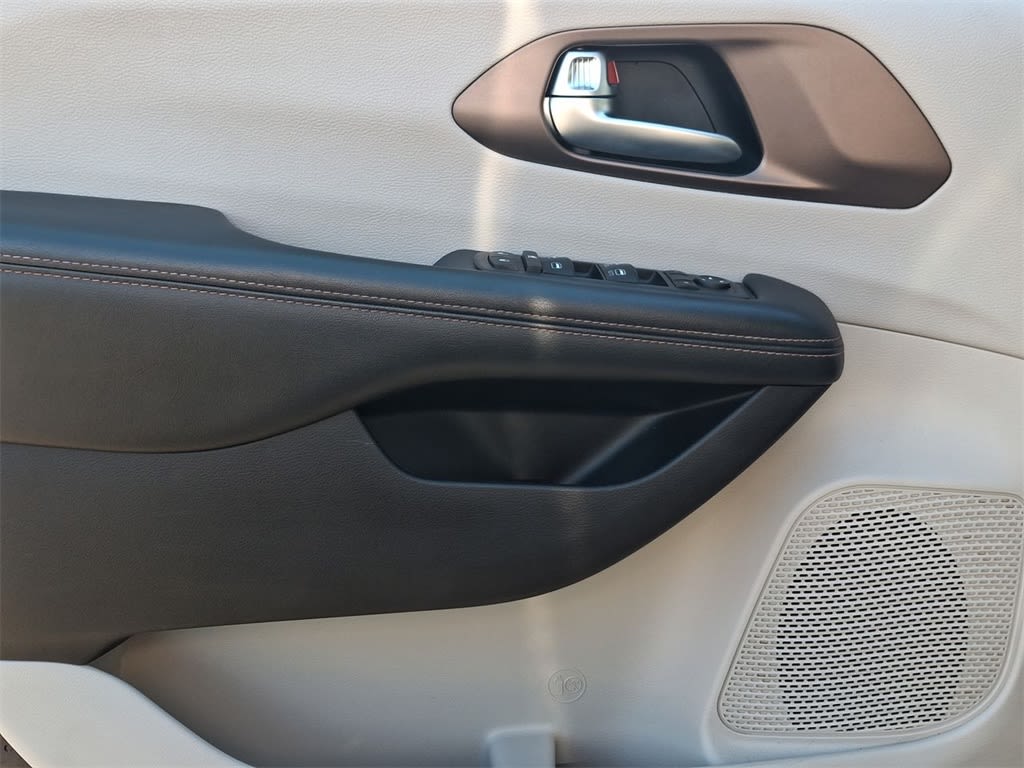 Thumbnail: 2019 Chrysler Pacifica - 24