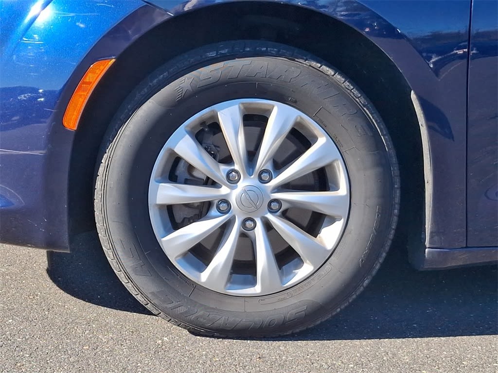 Thumbnail: 2019 Chrysler Pacifica - 6