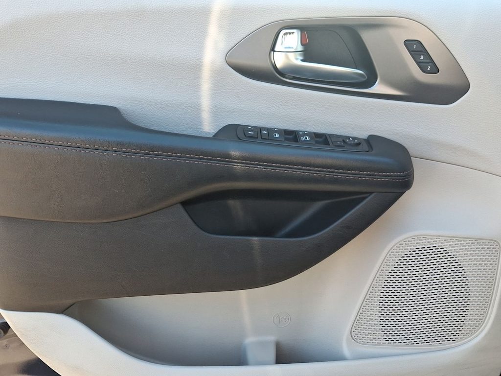 Thumbnail: 2020 Chrysler Pacifica - 23